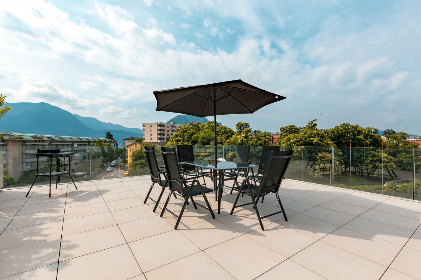 Großformatige Bodenplatten, die der Fliesenleger auf einer Dachterrasse verlegt hat
